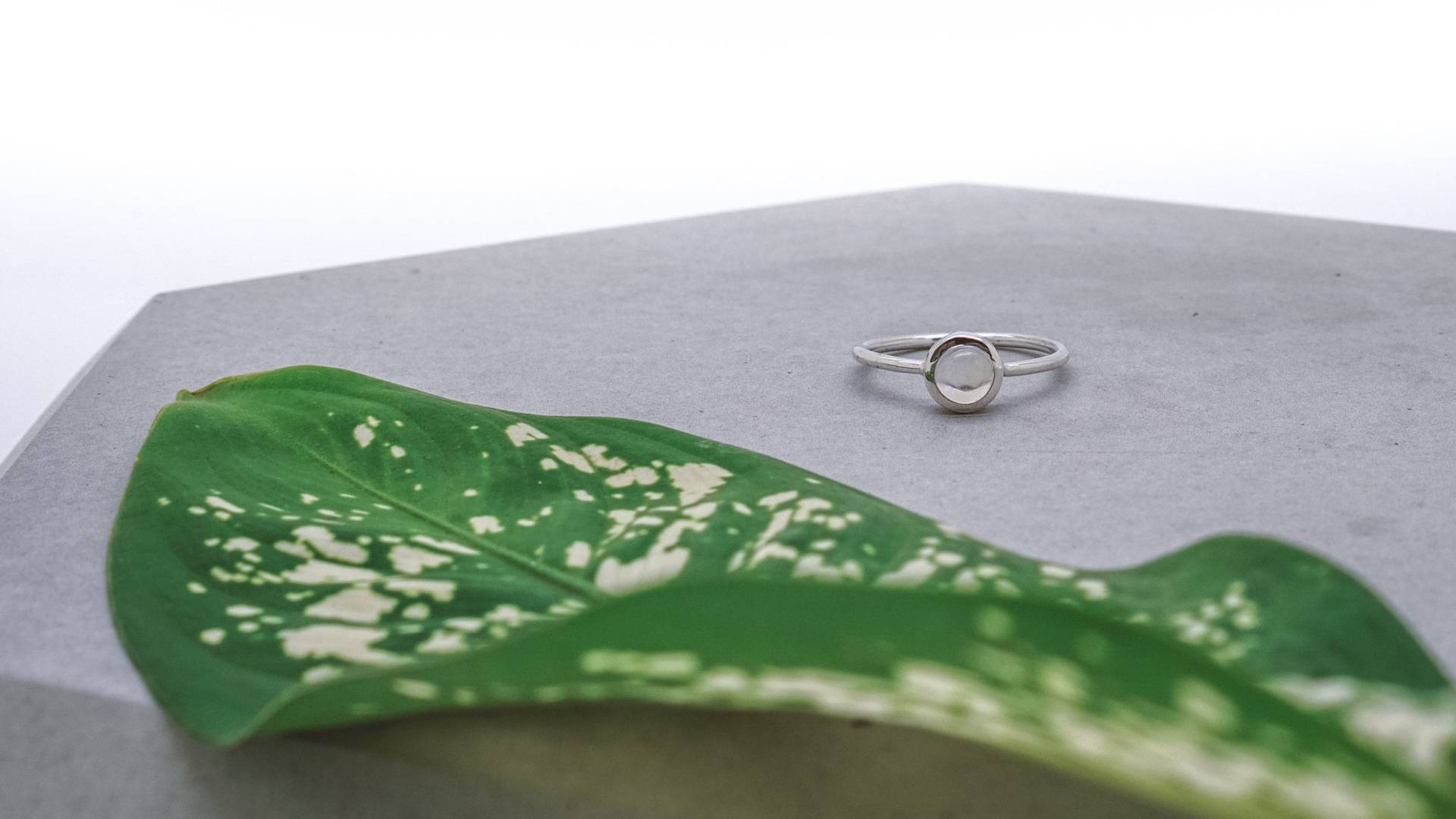 Mondstein Ring // Stapelring Mondstein Ring // Stapelring von TwoDotsJewellery