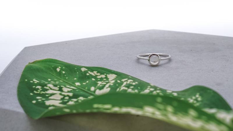 Mondstein Ring // Stapelring Mondstein Ring // Stapelring von TwoDotsJewellery