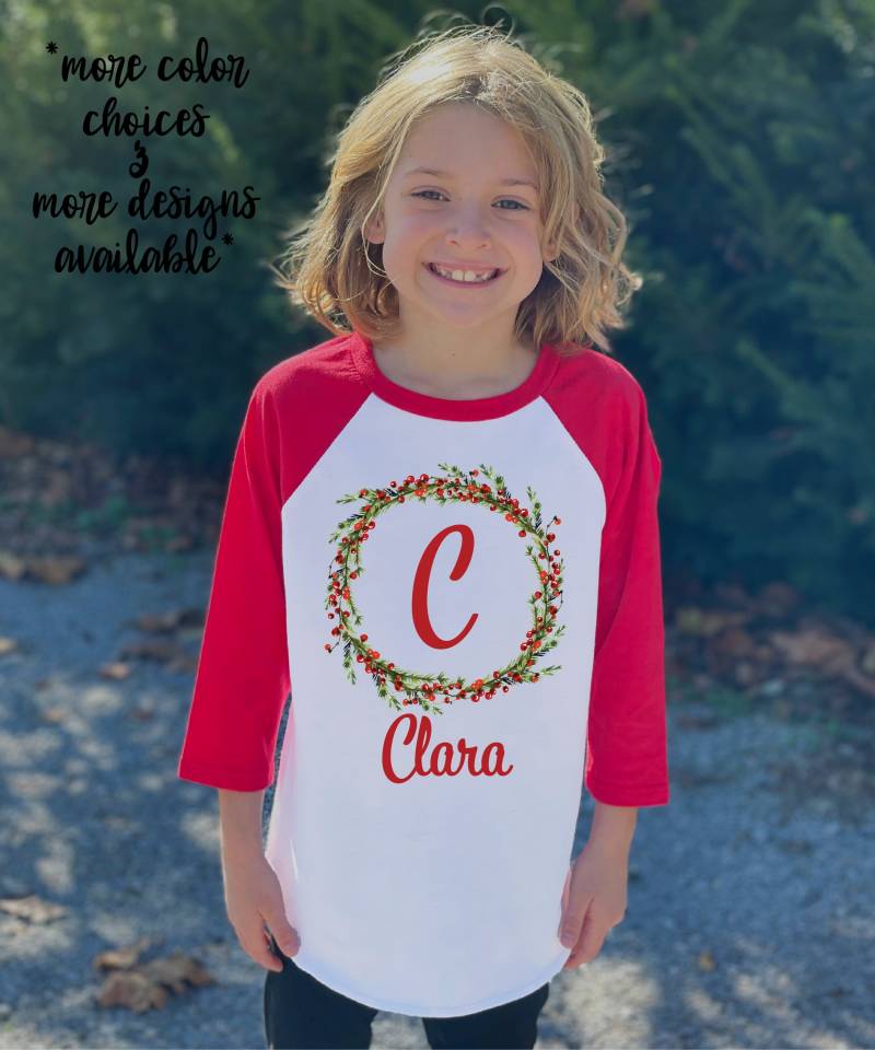 Anfangsname Mädchen-Weihnachtshemd-Monogramm Winterbeeren Und Grün Personifizierte Raglan-Roter Raglan-Bodysuit-Winter-Shirt-Mädchen von TwoDreamsShop