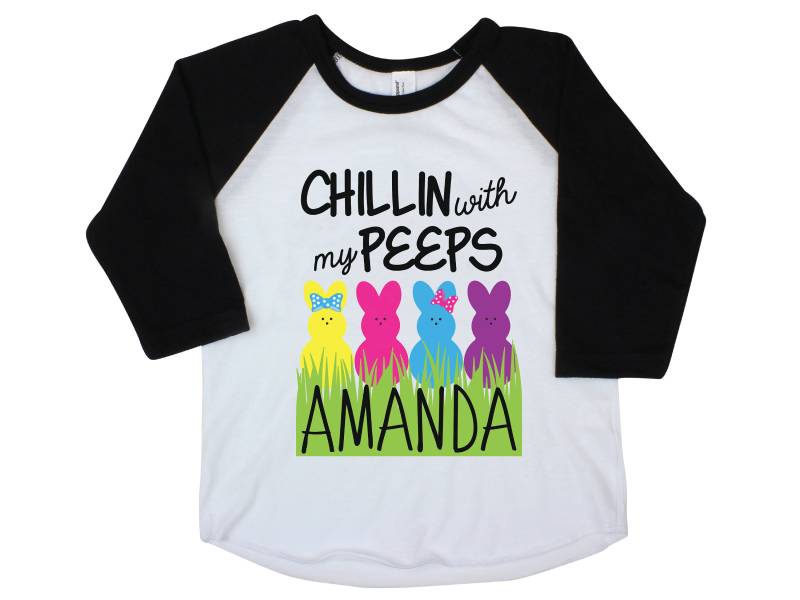 Chillin With My Peeps Mädchen Ostern Shirt Osterhase Personalisierte Schwarze Raglan Flattern Ärmel Mädchen Monogramm von TwoDreamsShop