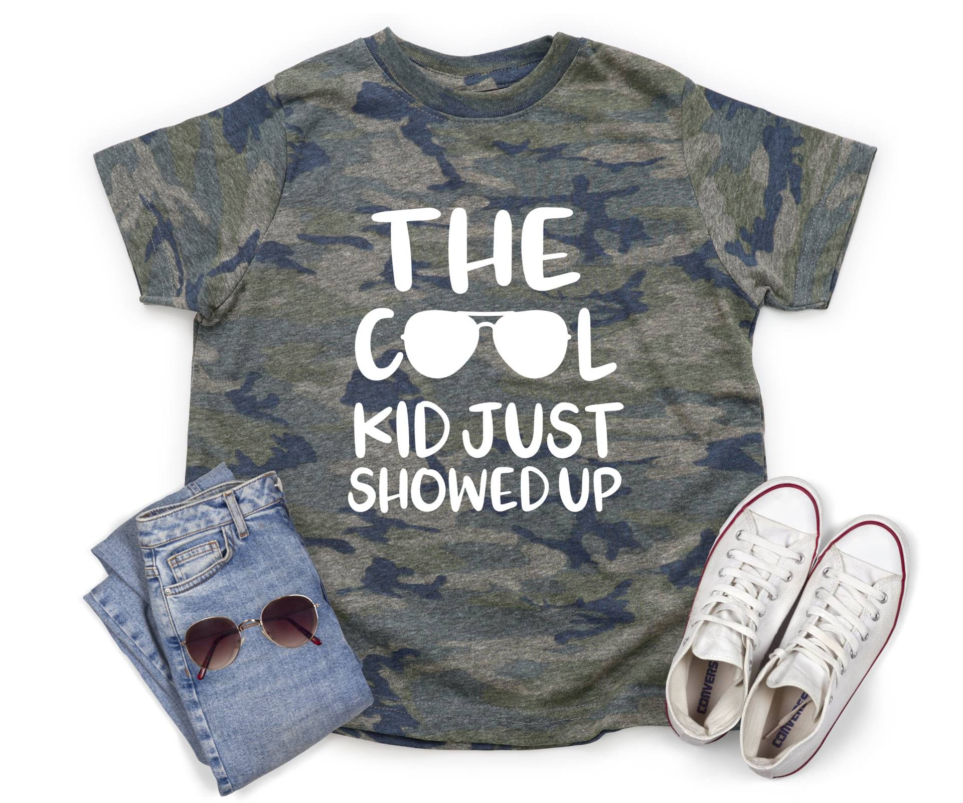 Das Coole Kind Gerade Gezeigt Junge Camo Shirt Geburtstagsfeier Solides Weißes Vinyl Cooles Tarnung Sonnenbrille-Shirt von TwoDreamsShop