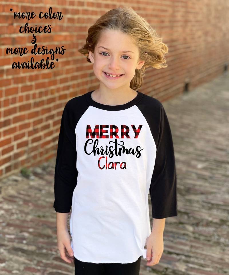 Frohe Weihnachten Shirt Junge Personalisierte Buffalo Karierte Weihnachtshemd Mädchen Unisex Schwarz Raglan Rot von TwoDreamsShop
