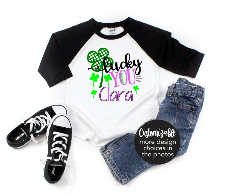 Glückliches Sie Mädchen St. Patricks Tag Shirt Personalisierte Name Pattys Klee Raglan Body Kind Baby Kleinkind Rosa Grün Heilige von TwoDreamsShop