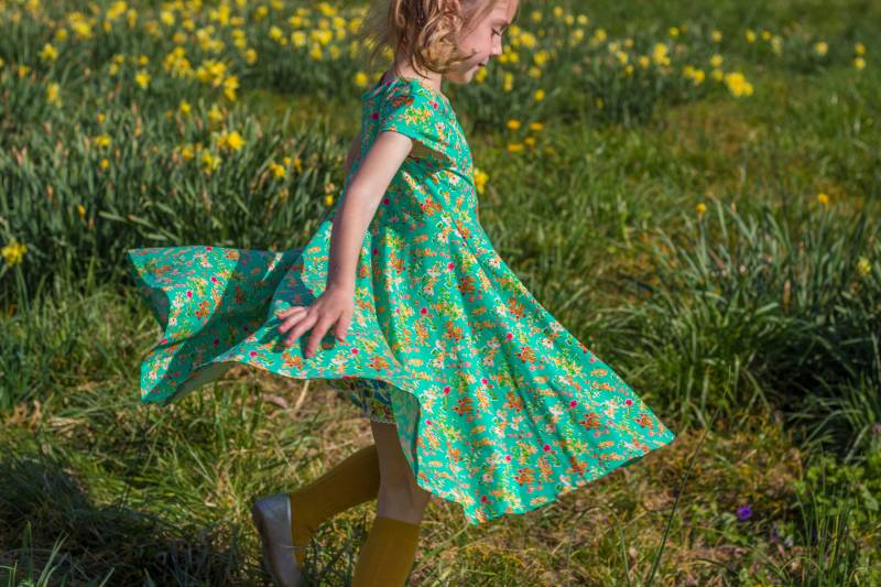 Grün Sommer Twirly Kleid Blumen Floral Frühling Ostern Kleinkind Mädchen Rosa Twirl Kurzarm Strick von TwoDreamsShop