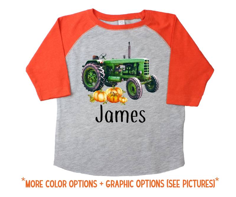 Grüner Traktor Mit Kürbissen Grau Orange Raglan Personalisierte Junge Kürbis Patch Shirt Jungenhaftes Herbst Vintage Farming Farm von TwoDreamsShop