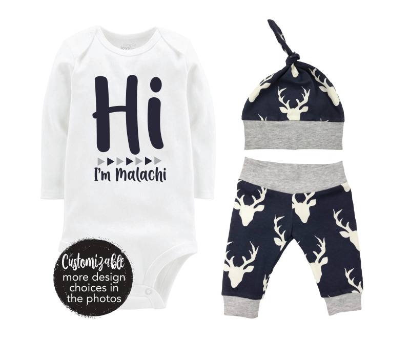 Hallo Ich Bin Junge Hirsch Personalisierte Nach Hause Kommen Outfit Grau Navy Bodysuit Säugling Geschenk Gehen Set Baby-Dusche-Geschenk Welt von TwoDreamsShop
