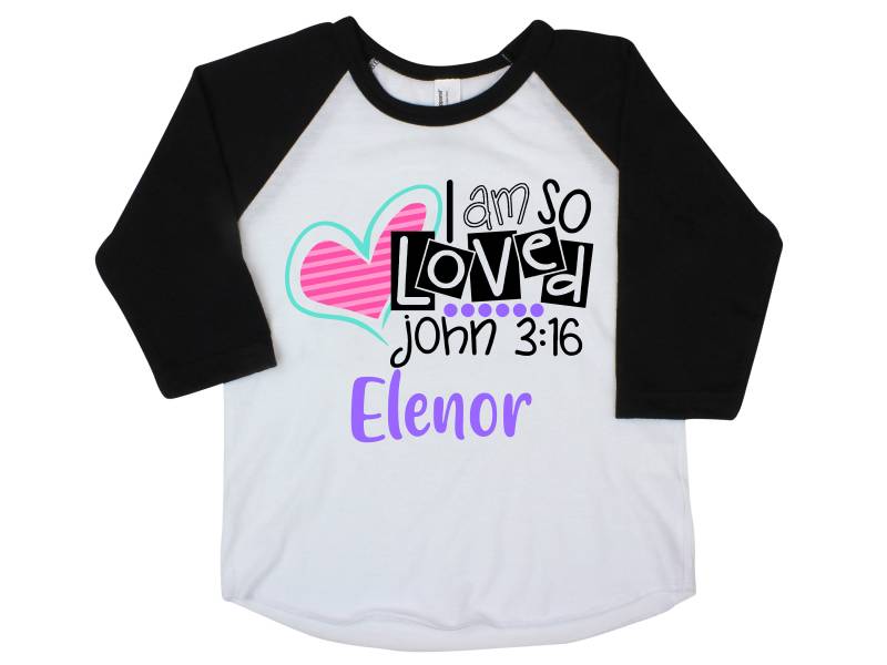Ich Bin So Liebte John 0316 Mädchen Valentinstag Shirt Personalisierte Name Valentine Raglan Für Ein Mädchen-Monogramm-Herzen-Schrift von TwoDreamsShop