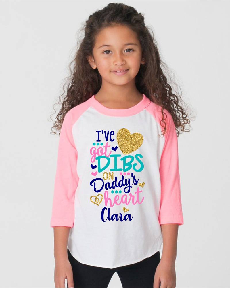 Ich Habe Dibs Auf Papas Herz Mädchen Valentinstag Shirt Rosa Raglan Personalisierte Namen Valentine Für Ein Monogramm von TwoDreamsShop