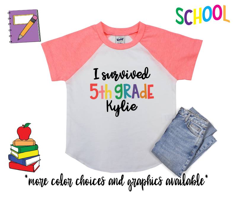 Ich Überlebte Grad-Personalisiertes Mädchen-Schulhemd Zurück Zu Schul-Hemd Mädchen Besonders Angefertigtes T-stück Bleistift-Hemd-Namens-Hemd Raglan von TwoDreamsShop