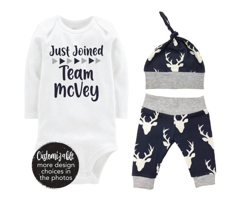 Junge Gerade Team Nachname Personalisierte Nach Hause Kommen Outfit Grau Marine Hirsch Bodysuit Säugling Geschenk Gehen Set-Baby-Dusche-Geschenk von TwoDreamsShop