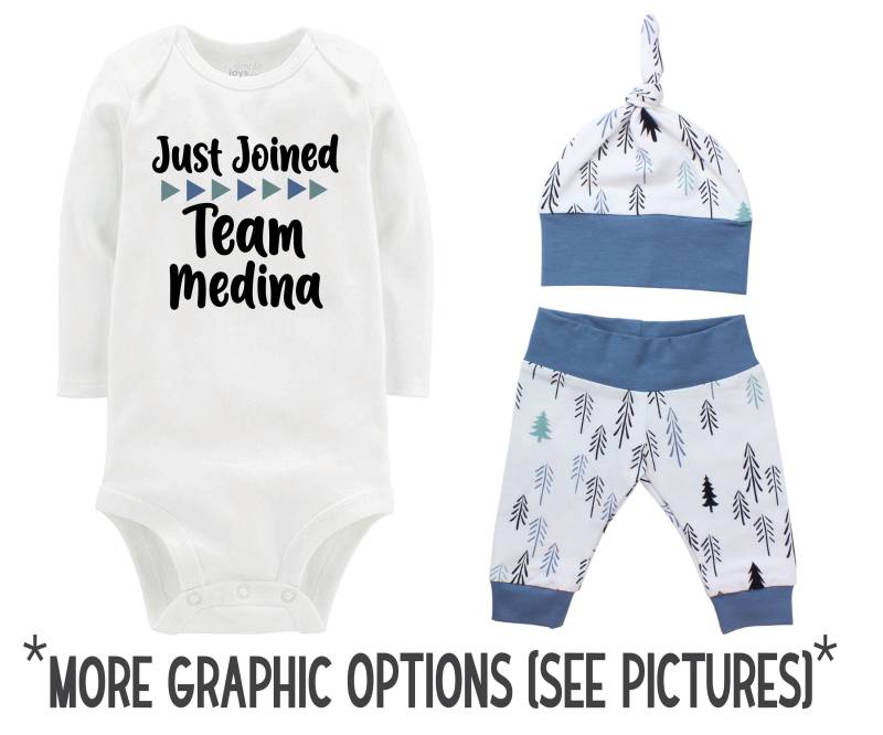 Junge Gerade Team Nachname Personalisierte Nach Hause Kommen Outfit Kiefern Säugling Geschenk Gehen Baby-Dusche Blau Schwarz Teal Jungenhaften von TwoDreamsShop