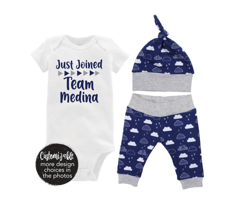 Junge Ist Gerade Team Nachname Personalisiert. Baby Outfit Bodysuit Säugling Geschenk Blaue Wolken Geht Nach Hause Kommen Set Shower von TwoDreamsShop