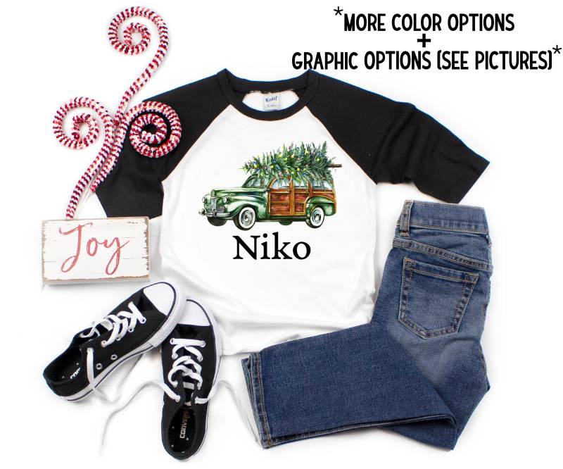 Junge Weihnachten Shirt Grün Auto Weihnachtsbaum Lichter Personalisierte Raglan Altes Grünes Name Kleinkind Baby Jugend Kombi von TwoDreamsShop