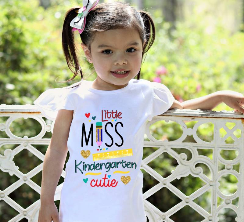 Kindergarten Cutie Shirt Flatterärmel Erster Schultag Schwarzer Raglan Schul Bleistift Lineal Mädchen Schule von TwoDreamsShop