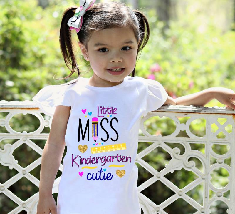 Kindergarten Cutie Shirt Flatterärmel Erster Schultag Schwarzes Raglan Schule Bleistift Lineal Mädchen von TwoDreamsShop