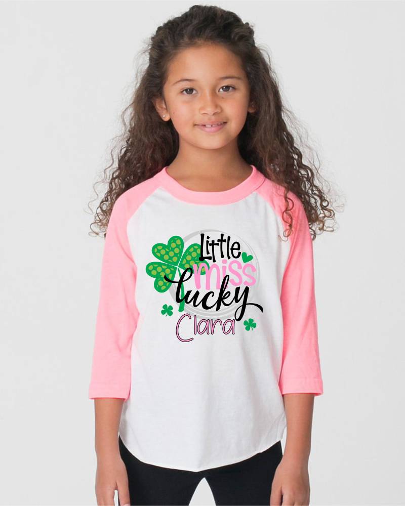 Kleines Fräulein Glückliches Mädchen St. Patricks Tag Shirt Personalisierte Name Pattys Klee Raglan Body Kind Baby Kleinkind Rosa Grün von TwoDreamsShop