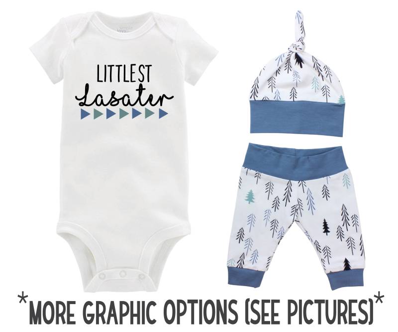 Littlest Personalisierte Nachname Nach Hause Kommen Outfit Pine Trees Säugling Geschenk Baby-Dusche Blau Schwarz Teal Jungenhaften von TwoDreamsShop