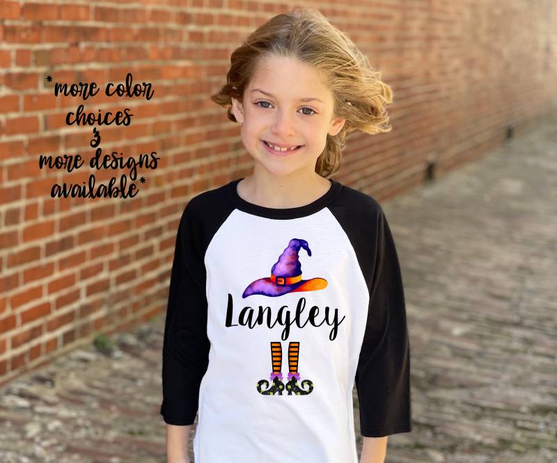 Mädchen Hexenhut Shirt Halloween Personalisierte Hexe Schuhe Girly Aquarell Name Glitzer Raglan Feste Party von TwoDreamsShop