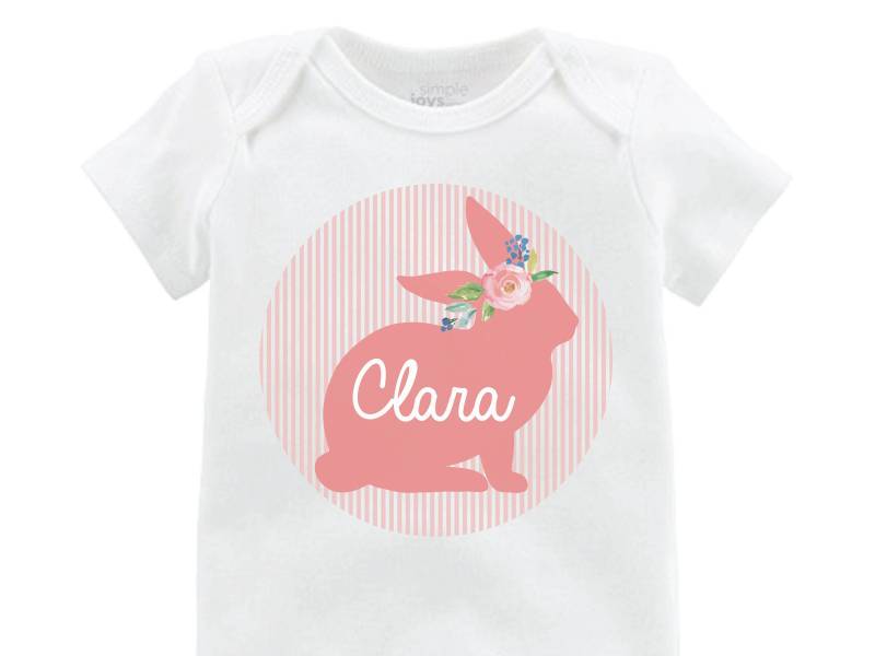 Mädchen Osterhase Personalisiertes Ostershirt Baby Osterhasen Shirt Pink Blumen Häschen Stripes Seersucker von TwoDreamsShop