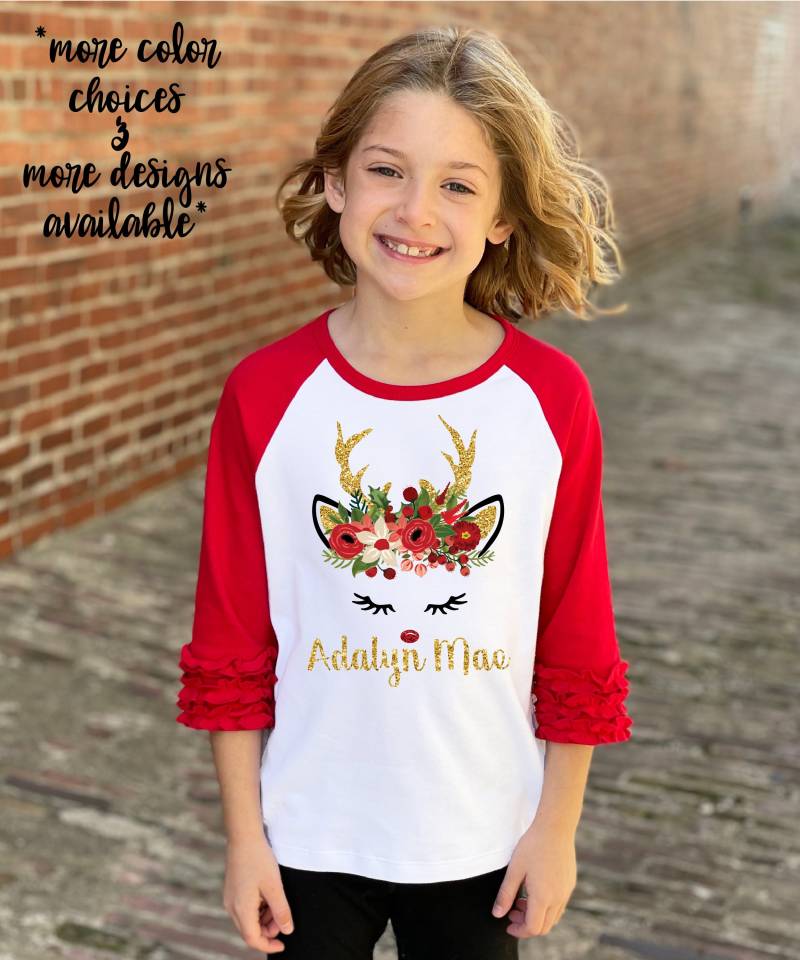Mädchen-Ren-Shirt Mädchen-Weihnachts-Shirt Personalisierte Raglan Red Reindeer Urlaub Bodysuit Gold Sparks Weihnachten Blumen Rentier Gesicht von TwoDreamsShop