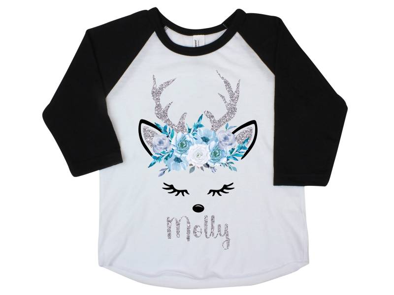 Mädchen Rentier Shirt Winter Silber Personalisierte Raglan Bodysuit Blau Blumen Gesicht Deer von TwoDreamsShop