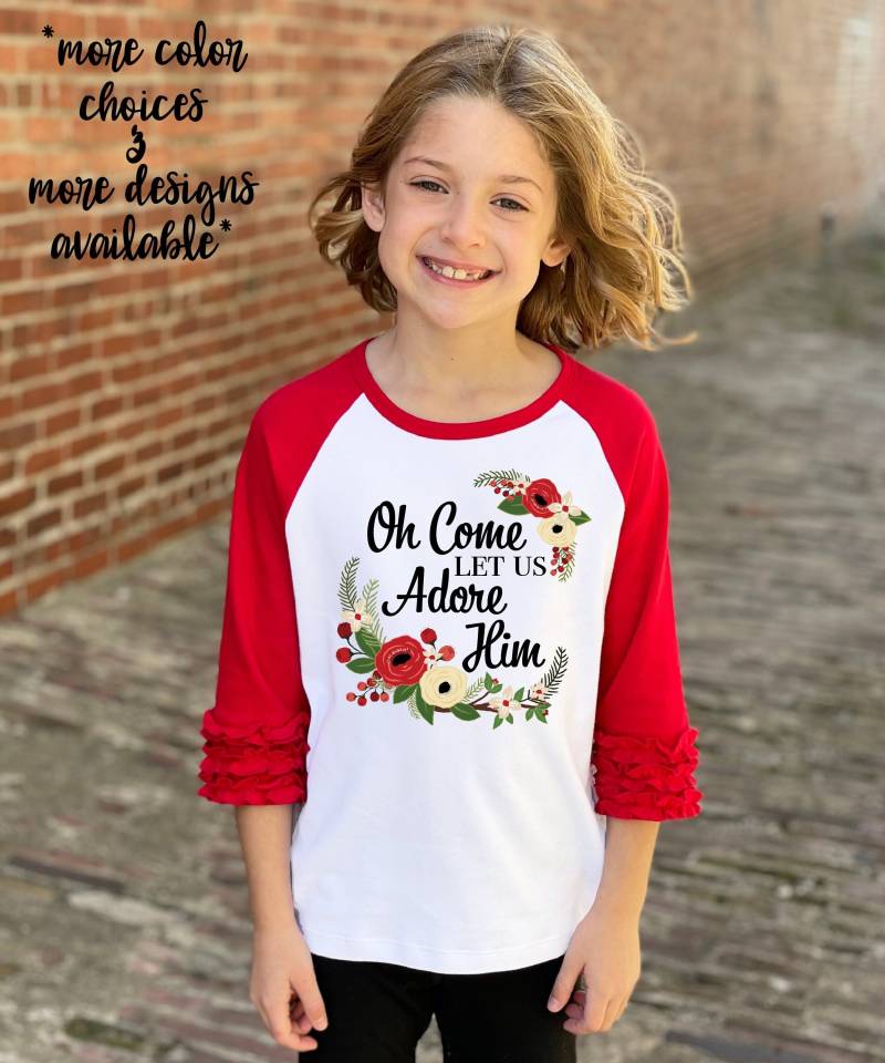 Mädchen-Weihnachtshemd Oh Komm Lasst Uns Ihn Verehren Aquarell Blumenweihnachtshemd Roter Raglan-Schwarzer Raglan-Religiöser von TwoDreamsShop