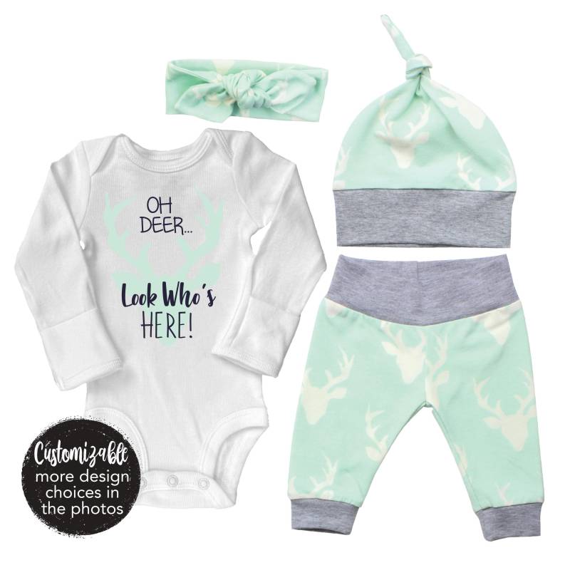 Oh Deer Look Wer Ist Hier Junge Nach Hause Kommen Set Mint Grau Bodysuit Säugling Geschenk Outfit Buck Baby Shower von TwoDreamsShop