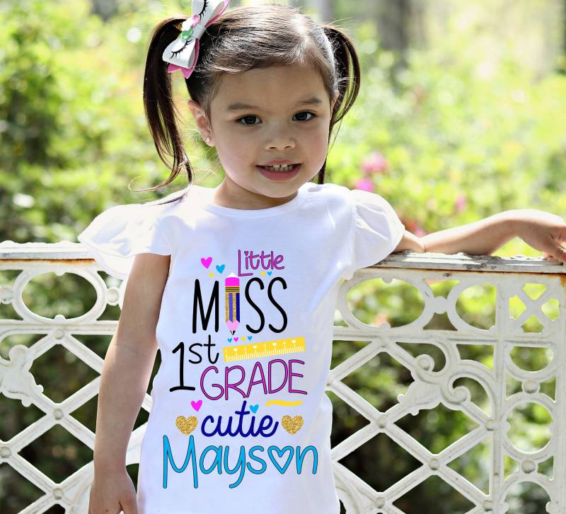 Personalisierte 1st Grad Cutie Shirt Flutter Sleeve Erste Klasse Erster Schultag Schwarzes Raglan Schulhemd Bleistift Lineal Mädchen von TwoDreamsShop