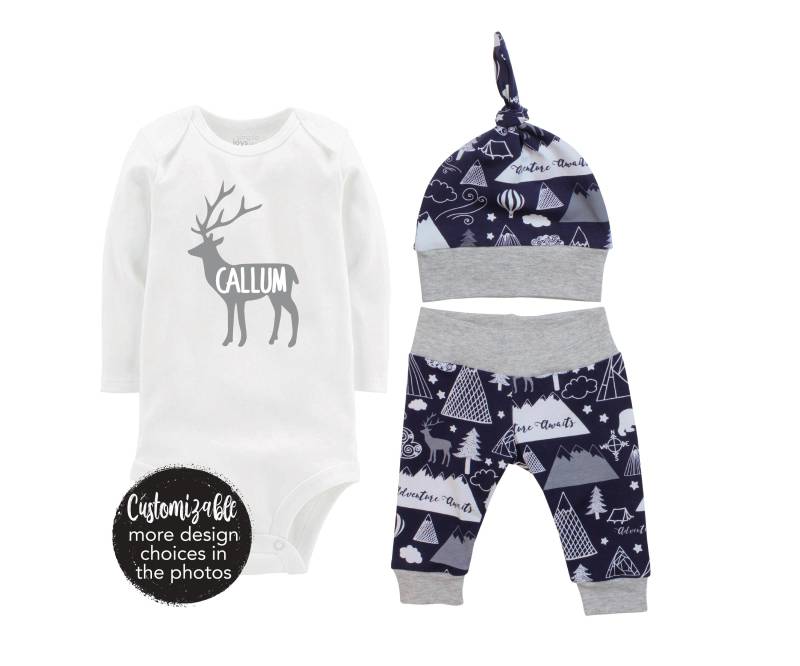 Personalisierte Boy Coming Home Set Deer Navy Grau Bodysuit Abenteuer Säugling Geschenkset Monogramm Outfit Buck von TwoDreamsShop