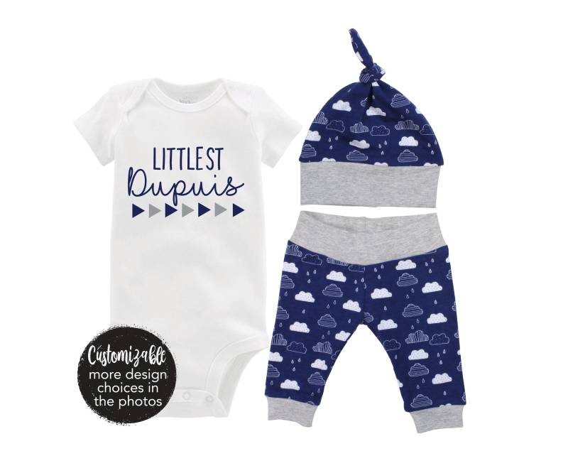Personalisierte Kleine Junge Going Home Set Bodysuit Säugling Geschenk Blaue Wolken Nach Hause Kommen Outfit Nachname Baby Shower Neugeborene von TwoDreamsShop