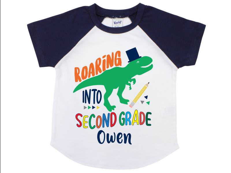 Roaring Into Second Grade Personalisierte Junge Zurück in Die Schule Shirt 2. Grad T-Rex Dinosaurier Bleistift Raglan Boyish von TwoDreamsShop