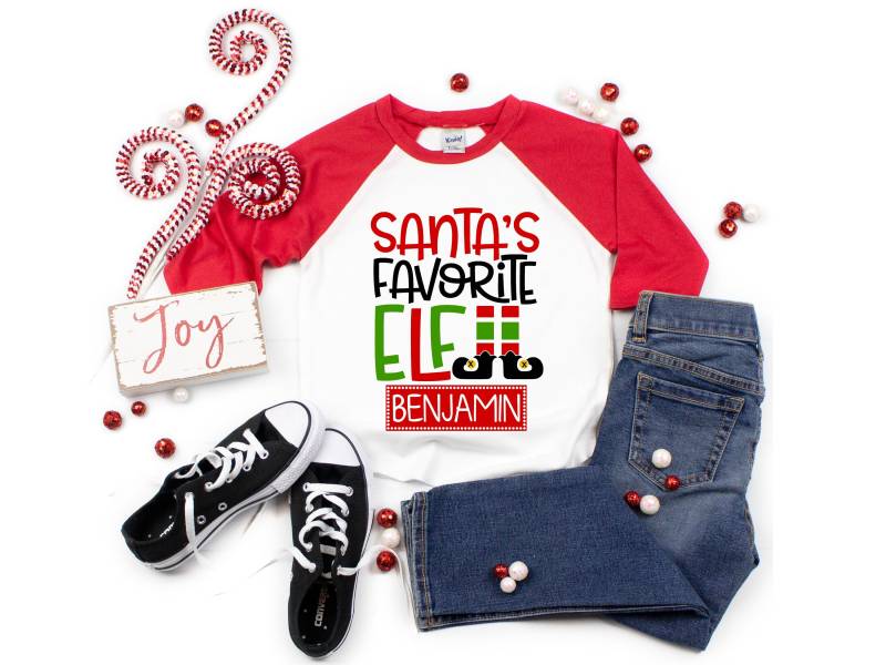 Santa's Lieblingself Weihnachtshemd Junge Personalisiertes Mädchen Unisex Schwarzes Raglan Rotes von TwoDreamsShop