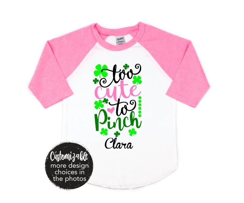 Zu Süß Zum Einklemmen Mädchen St. Patricks Tag Shirt Personalisierte Name Pattys Klee Raglan Body Kind Baby Kleinkind Rosa Grün von TwoDreamsShop