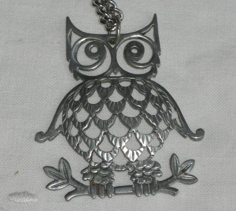 Anhänger - Eule Aus Pewter An Kette Von Reed & Barton Vintage Anhänger - Eule Aus Pewter An Kette Von Reed & Barton Vintage von TwoGoodEggs