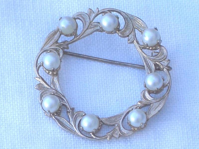 Anstecknadel Mit Faux Perlen - Vintage Anstecknadel Mit Faux Perlen - Vintage von TwoGoodEggs