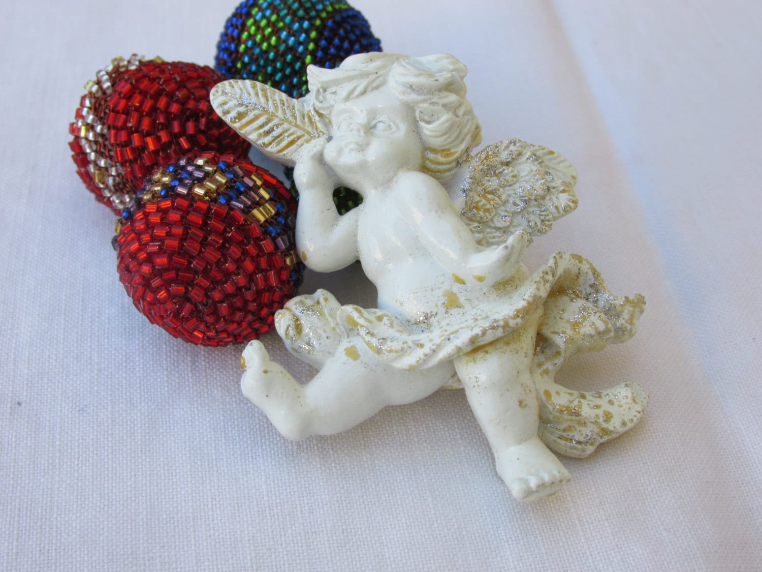 Brosche - Cherub Kunstharz Brosche, Baumschmuck Oder Kranzdekoration Vintage von TwoGoodEggs