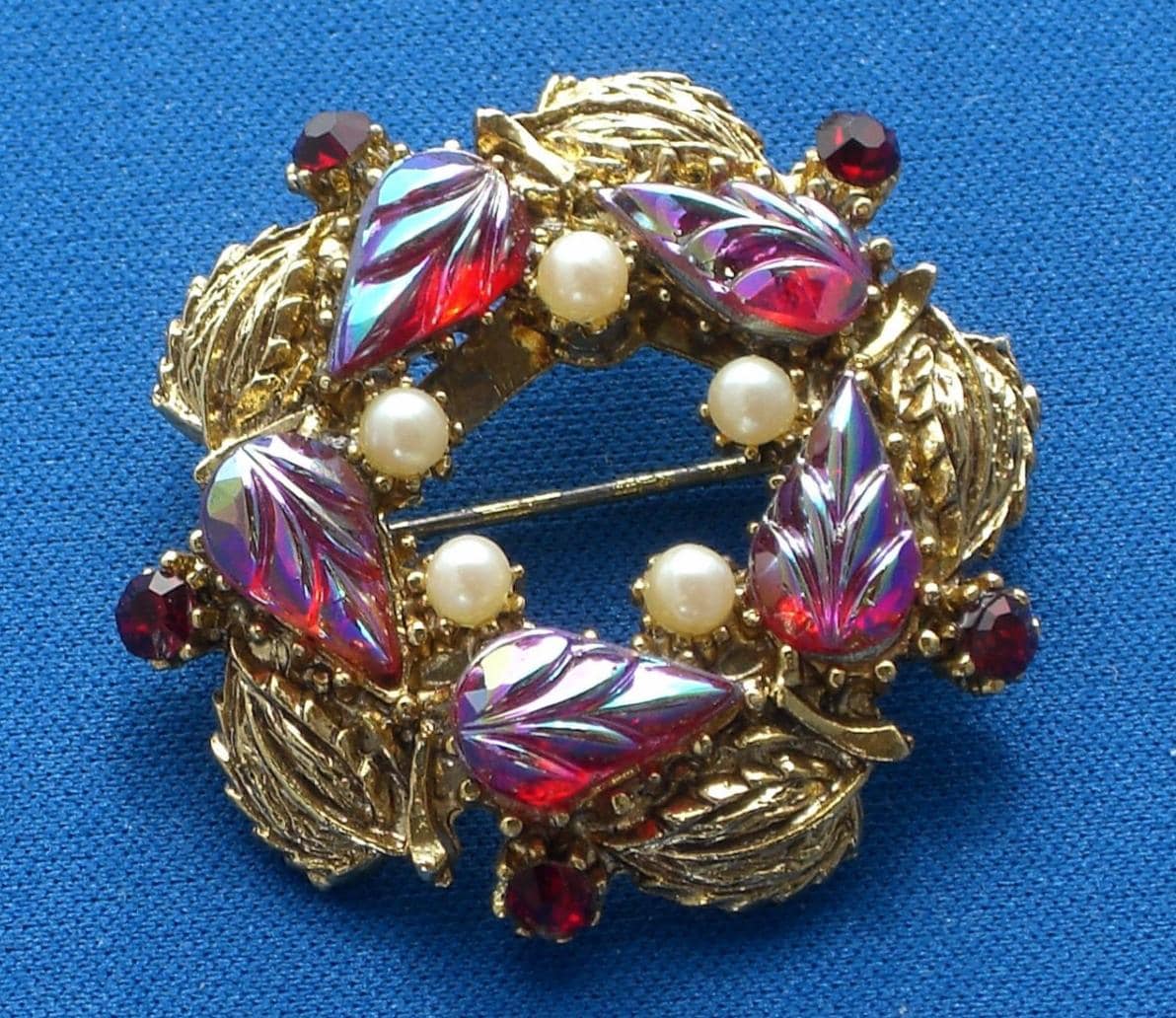 Brosche - Kreiskranz Mit Roten Pressglas-Blättern, Strasssteinen Und Perlen Vintage von TwoGoodEggs