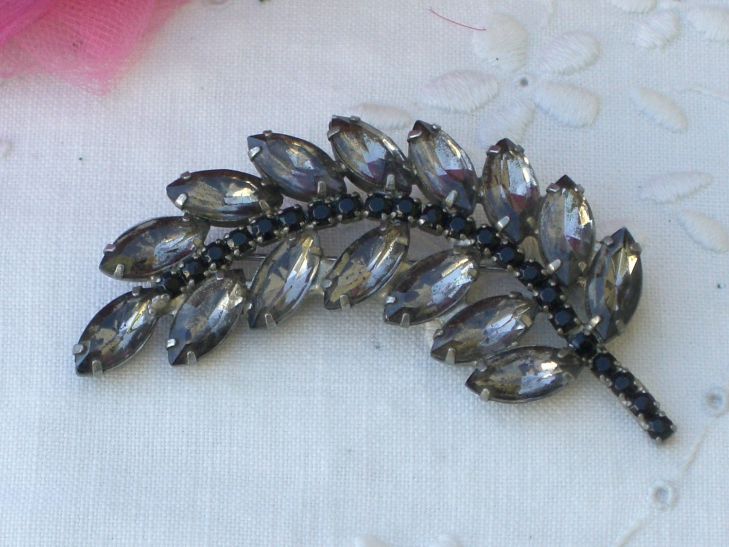 Brosche - Smoky Strass Blatt Pin Vintage Versandkostenfrei Brosche - Smoky Strass Blatt Pin Vintage Versandkostenfrei von TwoGoodEggs