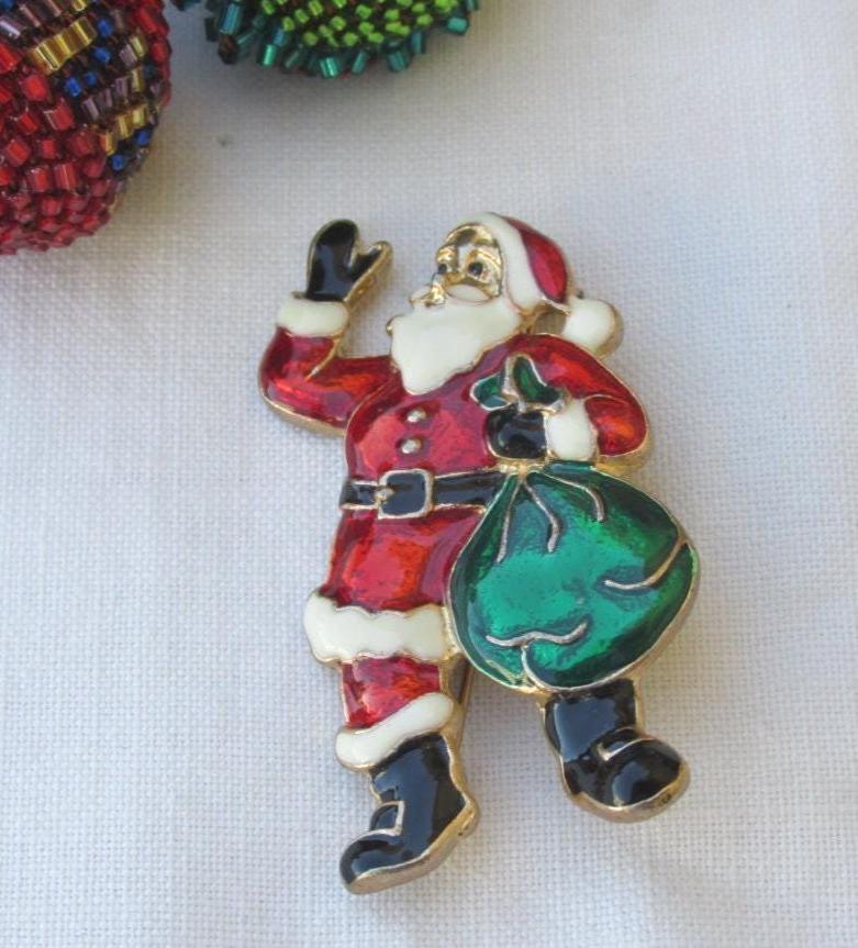 Brosche - Weihnachtsmann Emaille Vintage von TwoGoodEggs