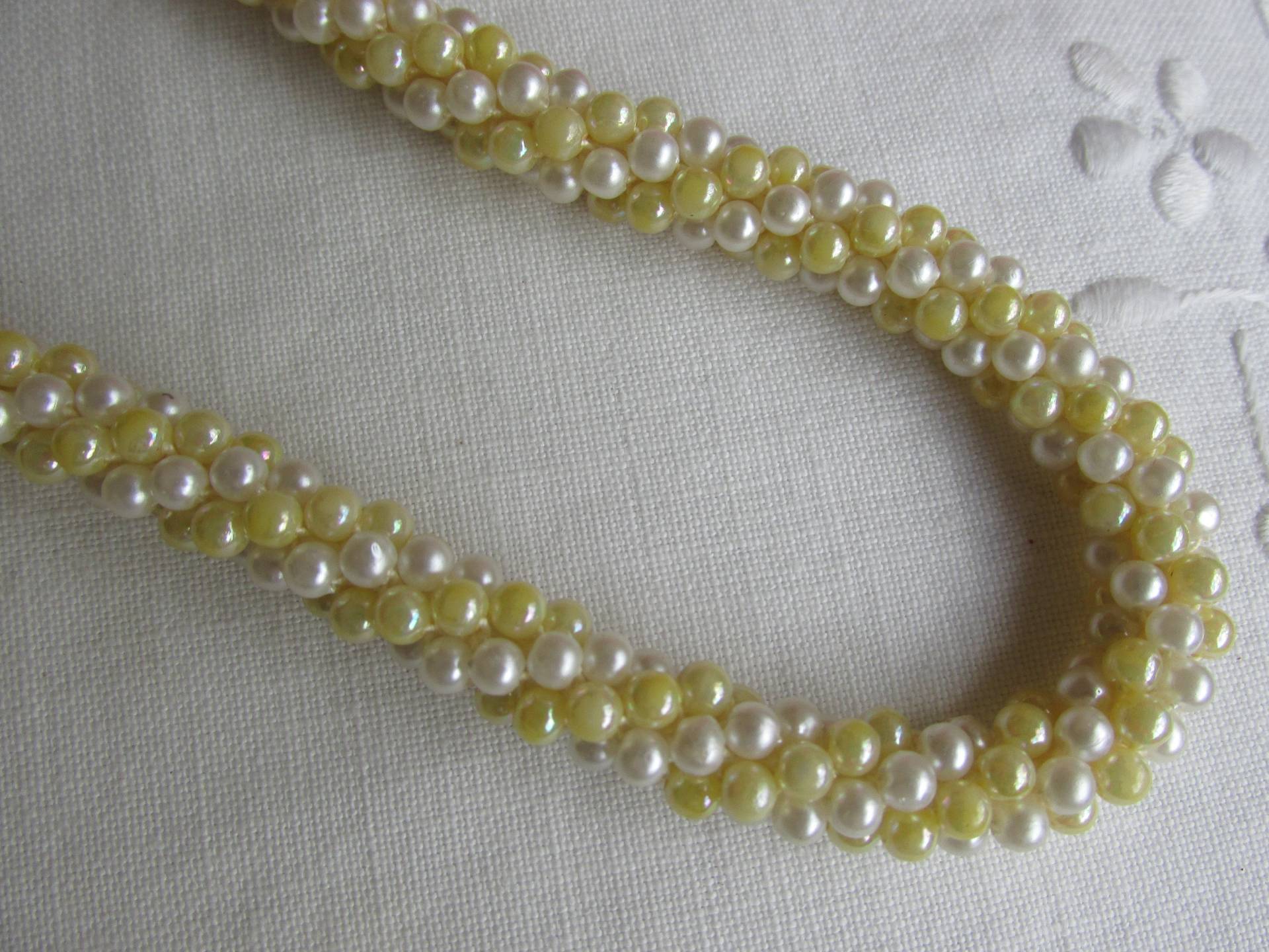 Halskette - Gedrehte Aus Faux Perlen in Weiß Und Gelb Vintage Halskette - Gedrehte Aus Faux Perlen in Weiß Und Gelb Vintage von TwoGoodEggs