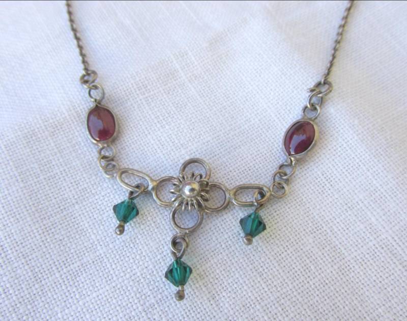 Halskette - Sterling Silber Mit Grünen Perlen Und Roten Cabochons Vintage von TwoGoodEggs