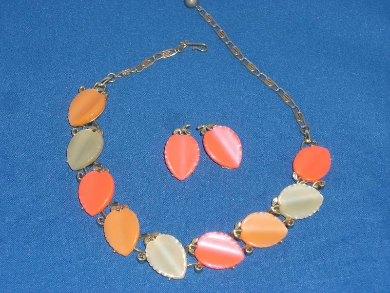 Halskette Und Ohrringe Set Von Lisner in Blattmuster - Vintage Versandkostenfrei Halskette Und Ohrringe Set Von Lisner in Blattmuster - Vintage Versandkostenfrei von TwoGoodEggs