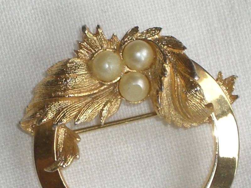 Kreis Brosche - Sarah Coventry Circle Pin Mit Blättern Und Perlen Vintage Kreis Brosche - Sarah Coventry Circle Pin Mit Blättern Und Perlen Vintage von TwoGoodEggs