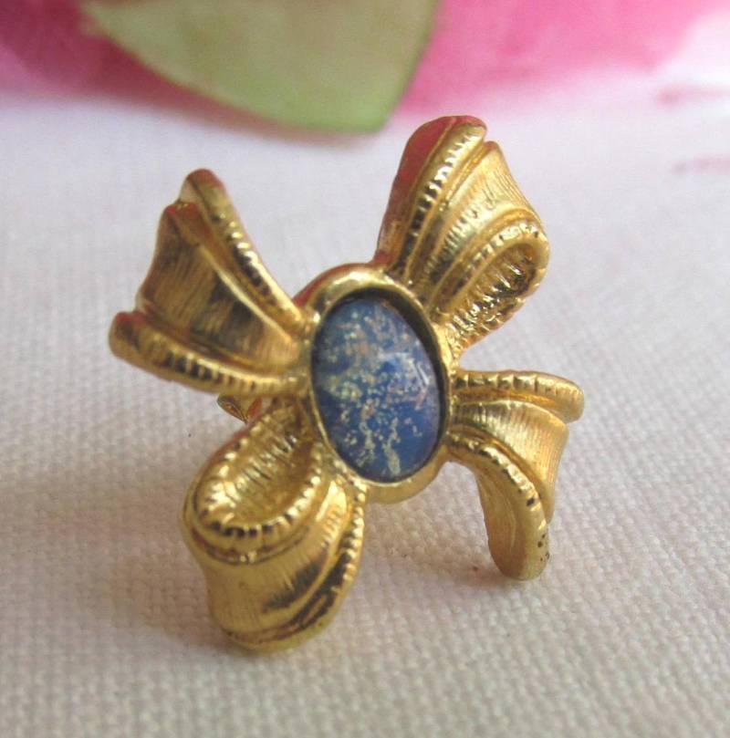 Ohrringe - Avon Bow Mit Opalisierendem Cabochon Für Ohrlöcher Vintage Ohrringe - Avon Bow Mit Opalisierendem Cabochon Für Ohrlöcher Vintage von TwoGoodEggs