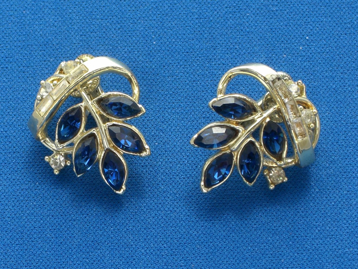 Ohrringe - Coro Blaue Strass Ohrclips Und Schraubohrringe "Something Blue" Vintage Ohrringe - Coro Blaue Strass Ohrclips Und Schraubohrringe "Something Blue" Vintage von TwoGoodEggs