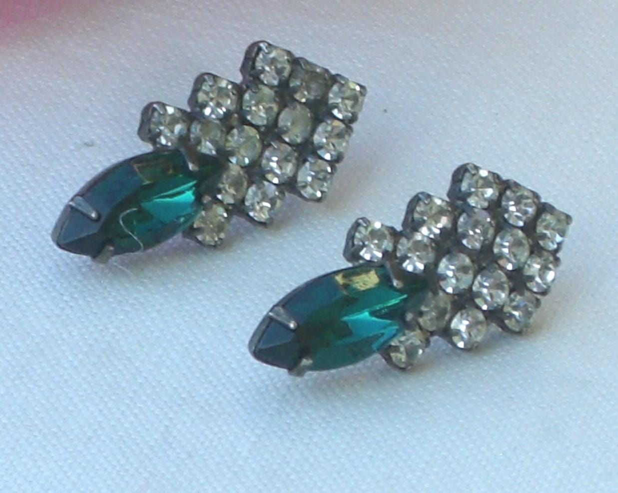 Ohrringe Mit Smaragdgrünen Strasssteinen Für Ohrlöcher - Vintage von TwoGoodEggs