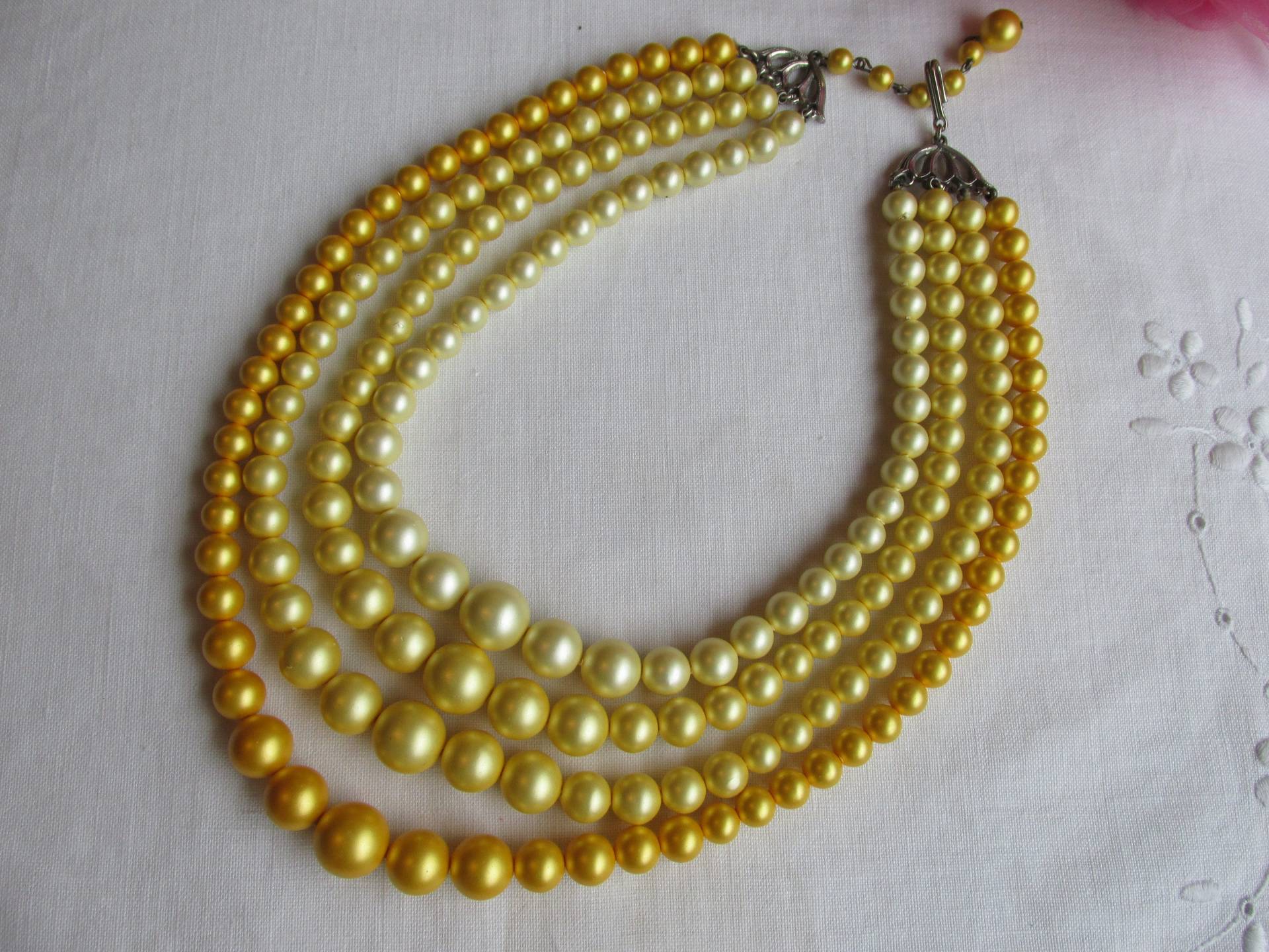 Perlen - Gelbe 4-strang Perlenkette Vintage Perlen - Gelbe 4-strang Perlenkette Vintage von TwoGoodEggs