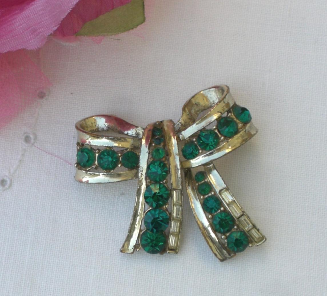 Schleifen - Brosche Mit Smaragdgrünen Strasssteinen Vintage von TwoGoodEggs