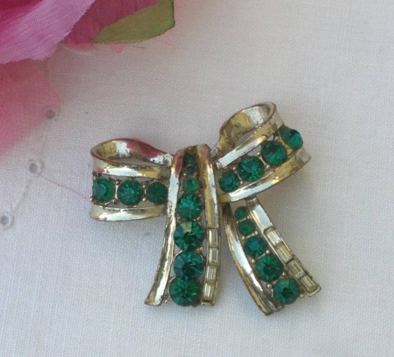 Schleifen - Brosche Mit Smaragdgrünen Strasssteinen Vintage von TwoGoodEggs