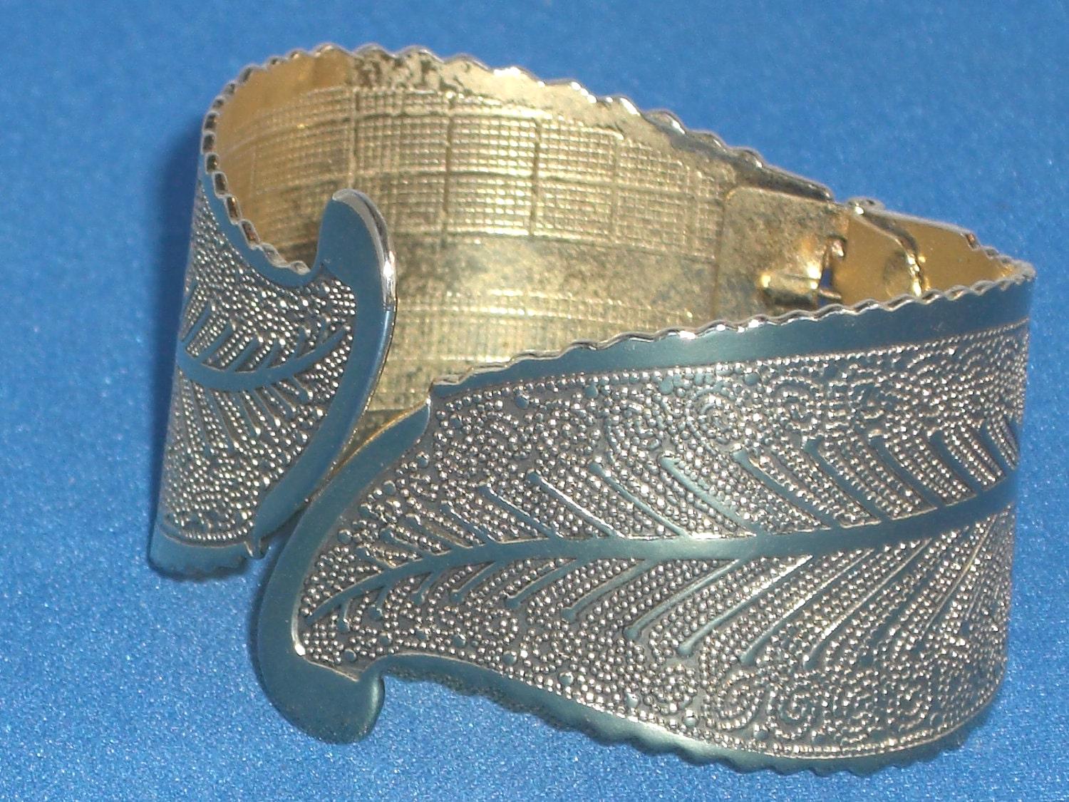 Vintage Gold Ton Leaf Cuff Armband - 50Er Jahre Klapp Design Vintage Gold Ton Leaf Cuff Armband - 50Er Jahre Klapp Design von TwoGoodEggs